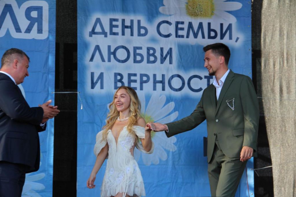 Ангелина и Илья Рудаковы сыграли свадьбу накануне Дня семьи, любви и верности. Фото: Анна Куприянова, "Глобус"