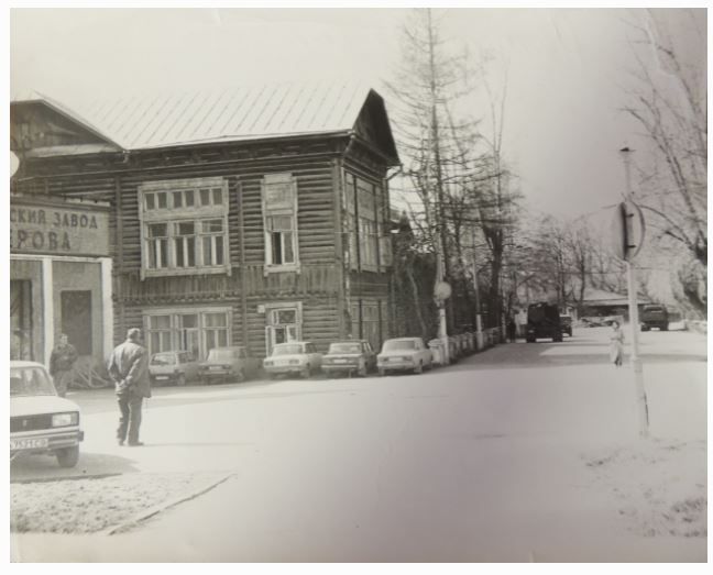 Заводоуправление в 1980-ом году. Фото из фондов Серовского исторического музея, с сайта goskatalog.ru