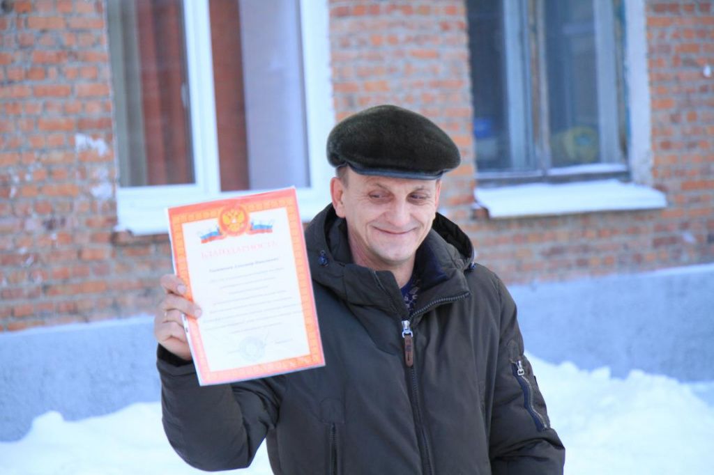 Игорю Чудову, как и другим участникам возведения детских площадок, были вручены благодарственные письма. Фото: Константин Бобылев, "Глобус"