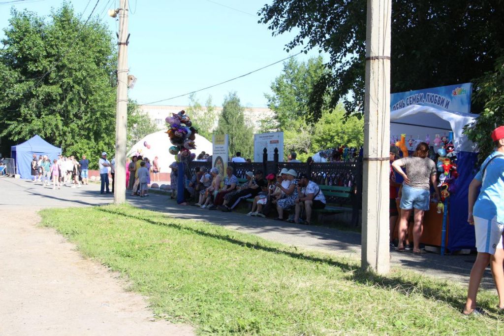 От палящего солнца люди укрывались в тени. Фото: Анна Куприянова, "Глобус"