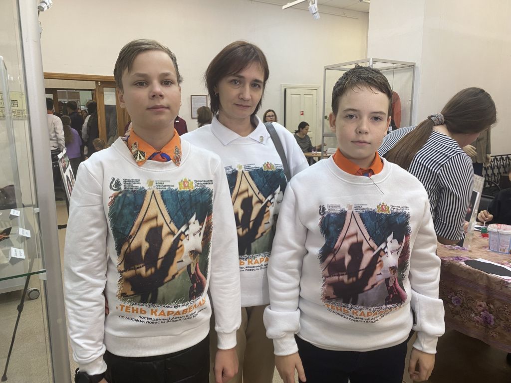 Женя Казанцев (на фото слева) приехал в Серов вместе с мамой. Фото: Анна Куприянова, "Глобус"