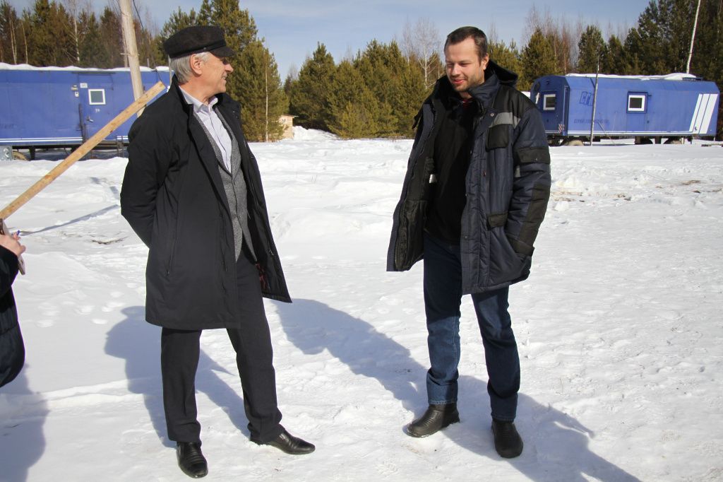 Глава Гаринского городского округа Сергей Величко(слева) считает, что денежные средства вложены не зря и на территории будет проводиться добыча нефти. Фото: Константин Бобылев, "Глобус"