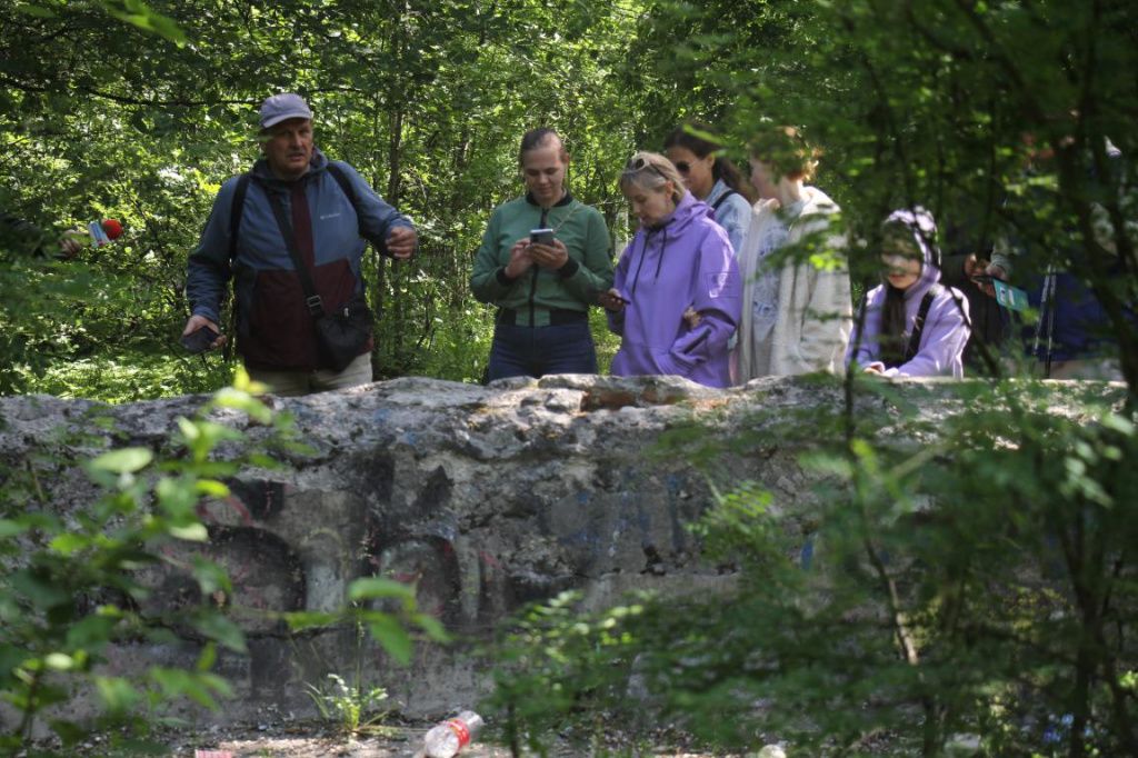 Участники акции побывали и у разрушенного фонтана в Больничном городке. Фото: Константин Бобылев, "Глобус"