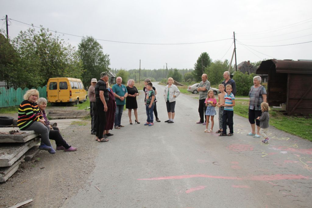 Жители Еловки отмечают, что в дервене есть семьи с маленькими детьми -признак того, что Еловка не умирает. Фото: Константин Бобылев, "Глобус"