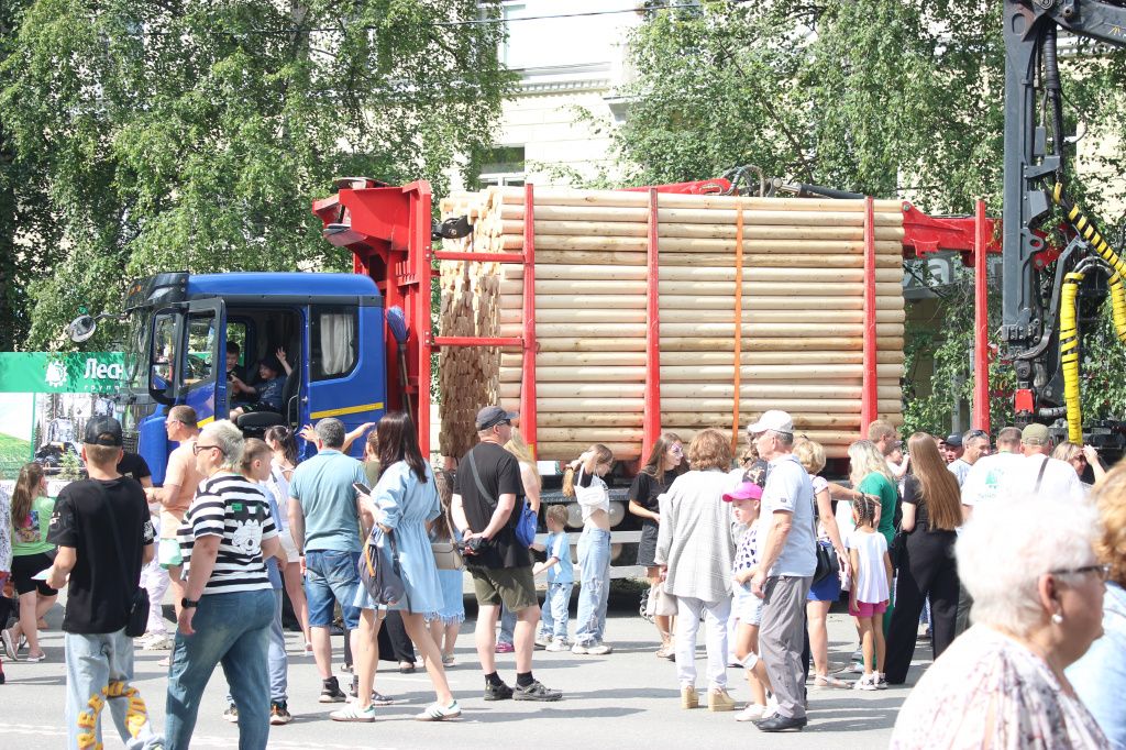 На одной из локаций "Арбата" расположилась большегрузная техника. К ней была очередь из желающих сфотографироваться. Фото: Мария Чекарова, "Глобус" На одной из локаций "Арбата" расположилась большегрузная техника. К ней была очередь из желающих сфотографироваться. Фото: Мария Чекарова, "Глобус"