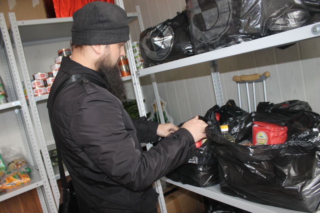 Продукты и вещи для оказания помощи нуждающимся хранятся на складе по улице Парковой. Фото: Мария Чекарова, архив "Глобуса"