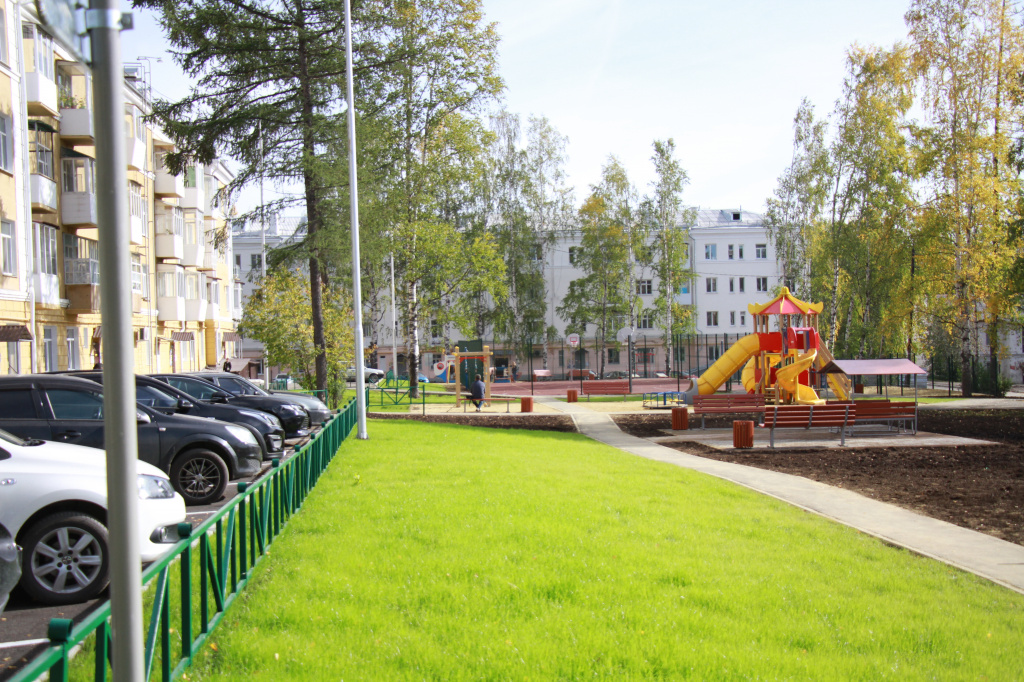Это двор реконструировала компания "ГАРАНТ-ПАРТНЕР". Фото: Константин Бобылев, "Глобус".