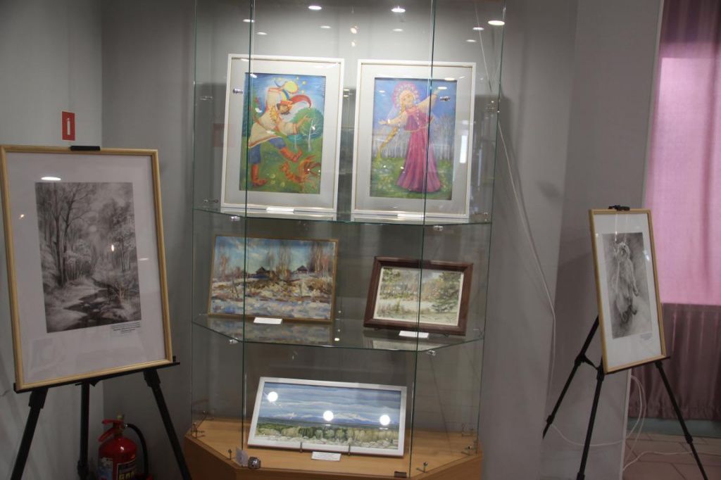 Картины выполнены в разных техниках. Фото: Анна Куприянова, "Глобус"