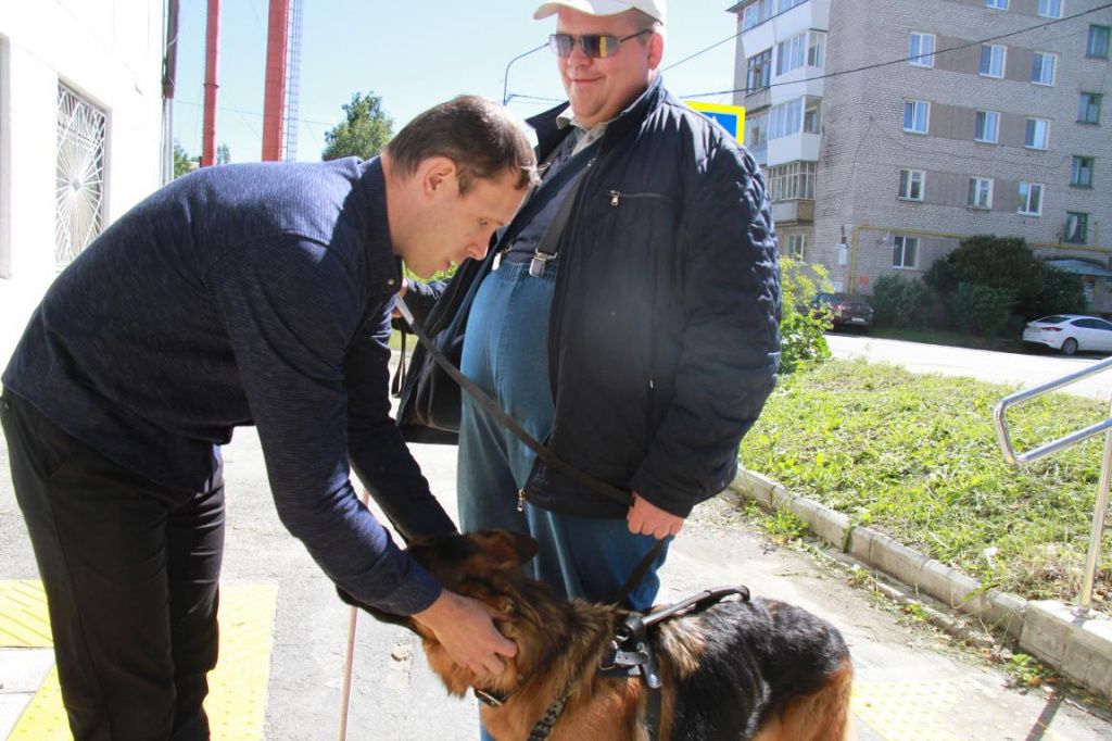 Сергей Михеев (слева) говорит, что собака-проводник указана в ИПР не у многих серовчан. Фото: Константин Бобылев, "Глобус"