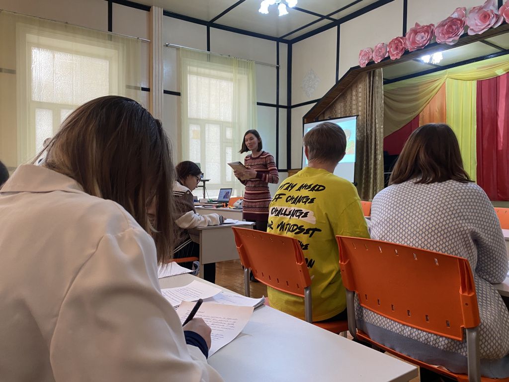 Дина Артемкина и школьники поселка Красноярка поговорили о создании книг. Фото: Анна Куприянова, "Глобус"