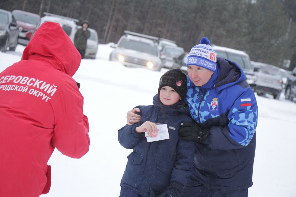 Перед началом состязаний юным спортсменам вручили знаки ГТО. Фото: Константин Бобылев, "Глобус"