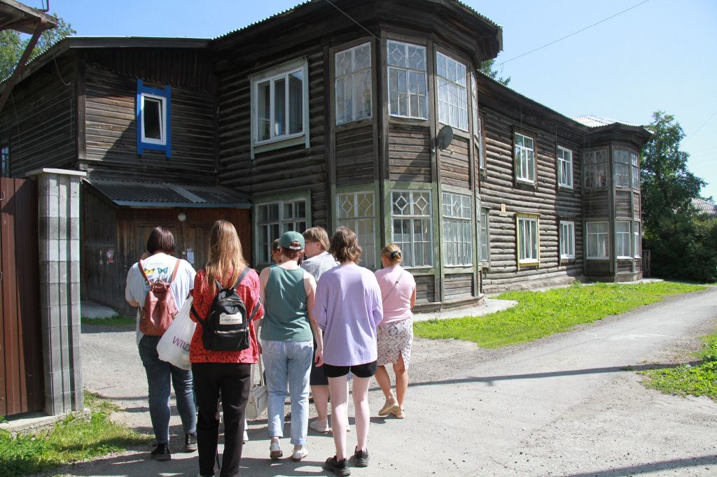 Горожане с удовольствием рассматривали старую застройку. Фото: Константин Бобылев, "Глобус" Горожане с удовольствием рассматривали старую застройку. Фото: Константин Бобылев, "Глобус"