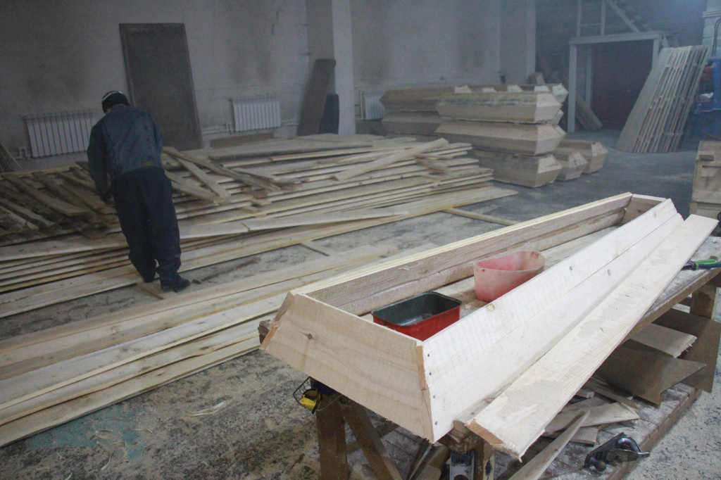 В работе используется только качественная древесина. Фото: Константин Бобылев, «Глобус»