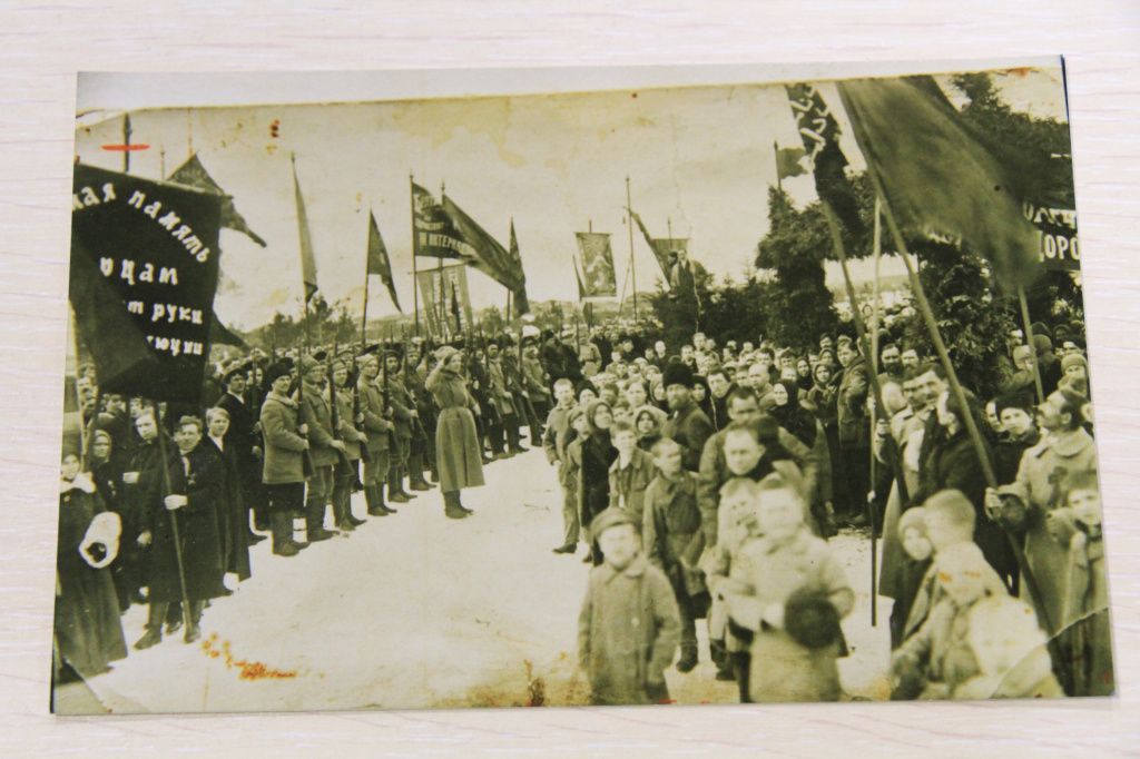 Митинг на Братской могиле 7 ноября 1920 года. В то время мемориал был выполнены из дерева - в виде беседки. Фото: Константин Бобылев, "Глобус"