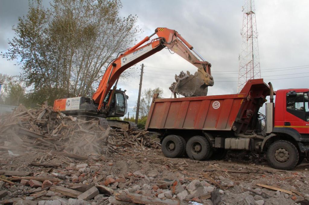 Техника грузила мусор 9 сентября. Фото: Анна Куприянова, "Глобус"