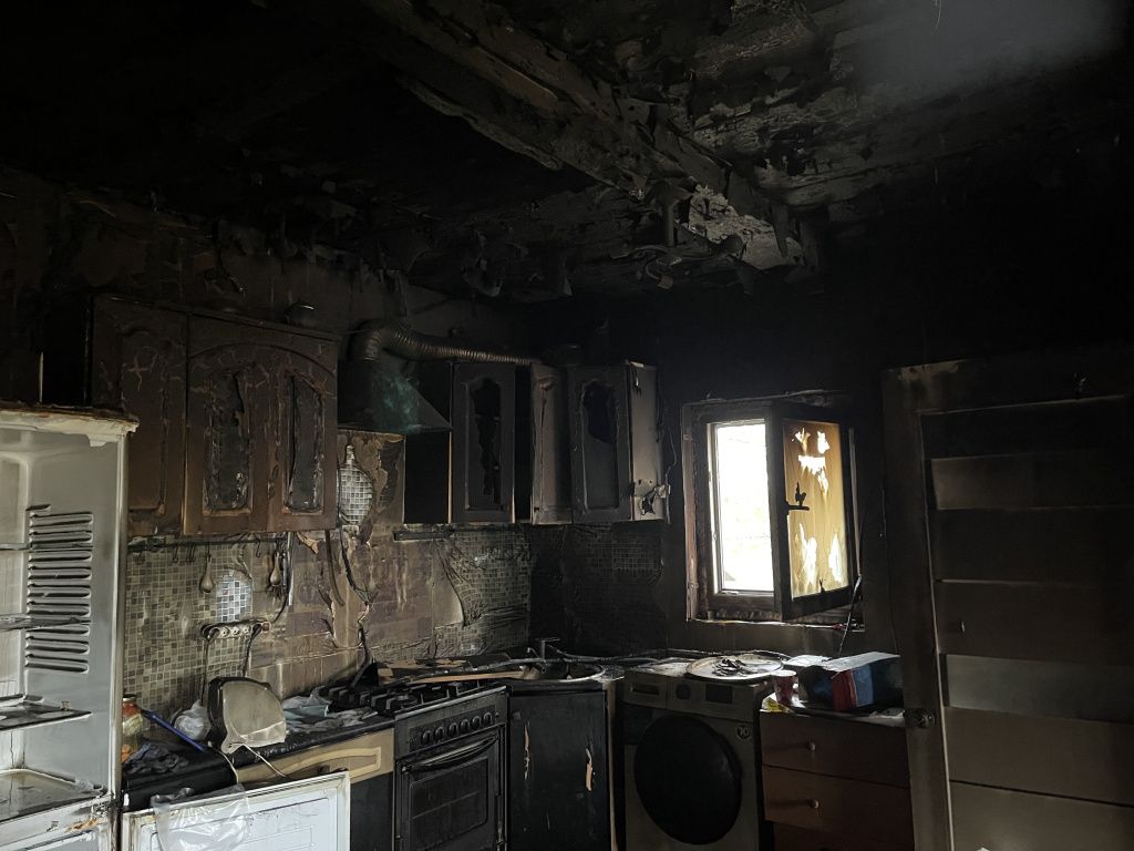 Огонь повредил бытовую технику, мебель. Фото: Анна Куприянвоа, "Глобус"