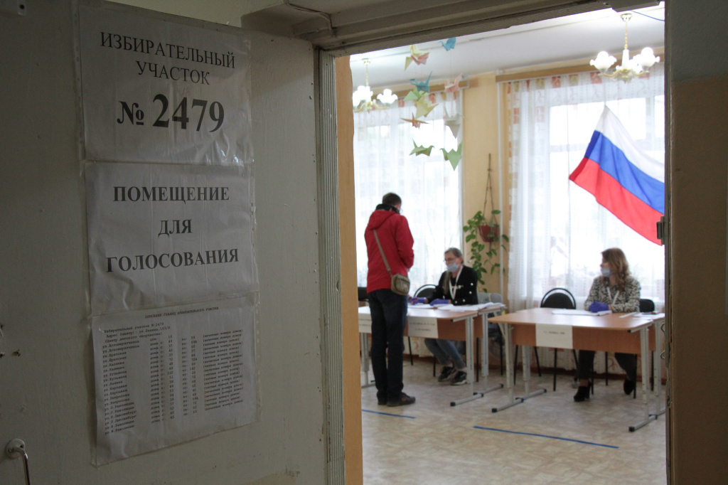 Люди активно идут голосовать, но очередей на участках нет. Фото: Константин Бобылев, "Глобус"