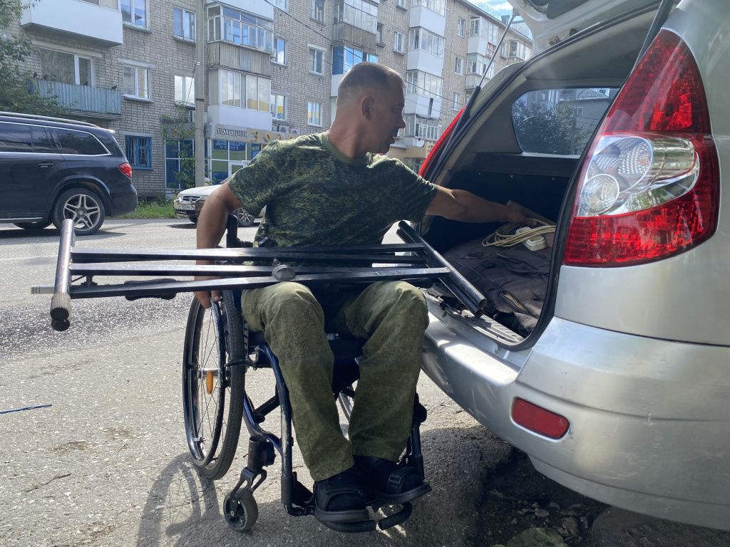 Ветеран чеченской кампании Александр Власов планирует и дальше гастролировать по городам. Пока ему позволяет здоровье. Мужчина мечтает поскорее купить дом. Фото: Анна Куприянова, "Глобус" Ветеран чеченской кампании Александр Власов планирует и дальше гастролировать по городам. Пока ему позволяет здоровье. Мужчина мечтает поскорее купить дом. Фото: Анна Куприянова, "Глобус"