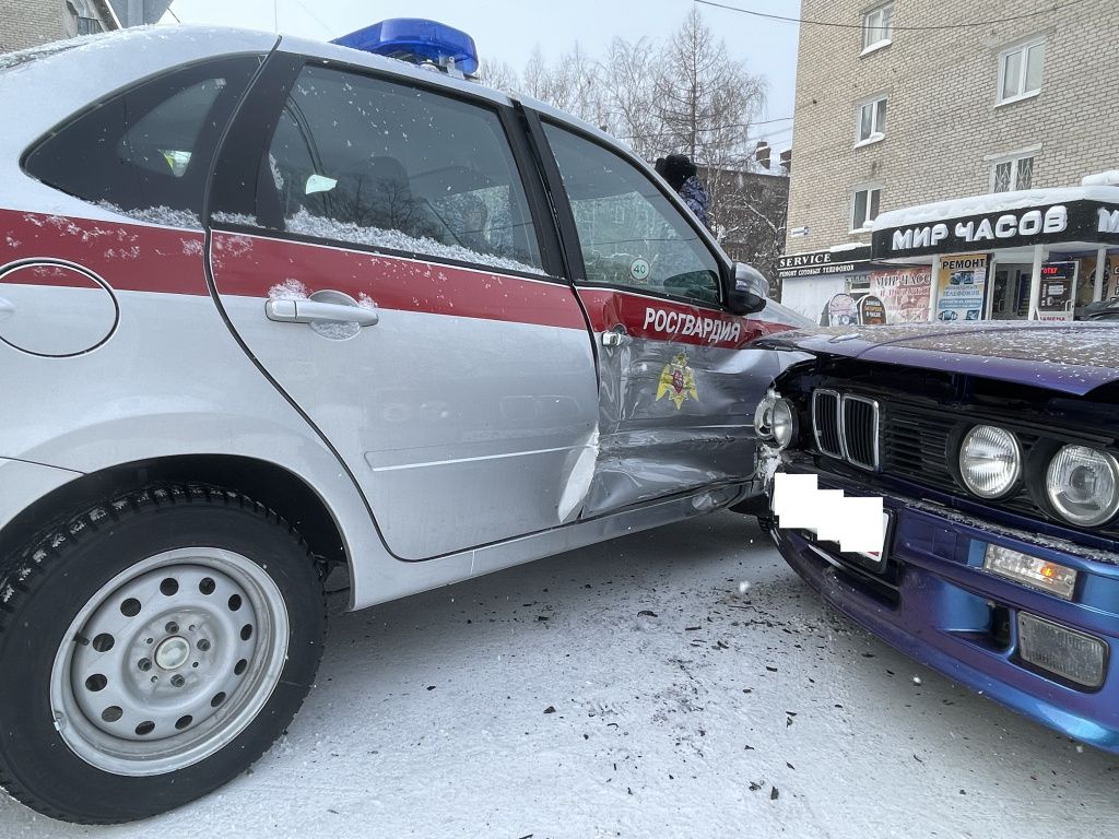 У одного автомобиля помяты двери, у второго пострадали фары. Фото: Анна Куприянова, "Глобус"