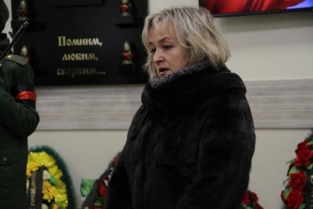 Слова соболезнования произнесла Лариса Барановская, директор школы №26 и классный руководитель Юрия. Фото: Константин Бобылев, "Глобус"