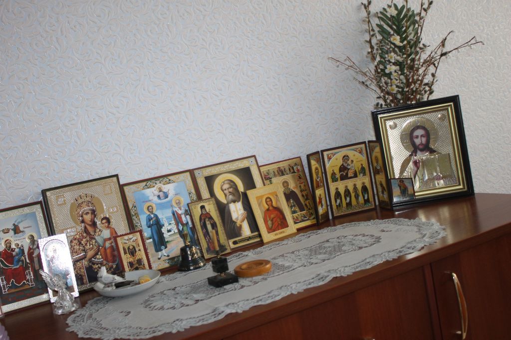 На комоде в спальне Татьяны Георгиевны стоят иконы. Фото: Мария Чекарова, "Глобус"