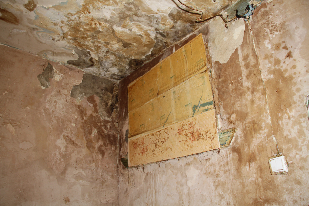 Разрушающаяся стена со стороны квартиры. Фото: Константин Бобылев, "Глобус".
