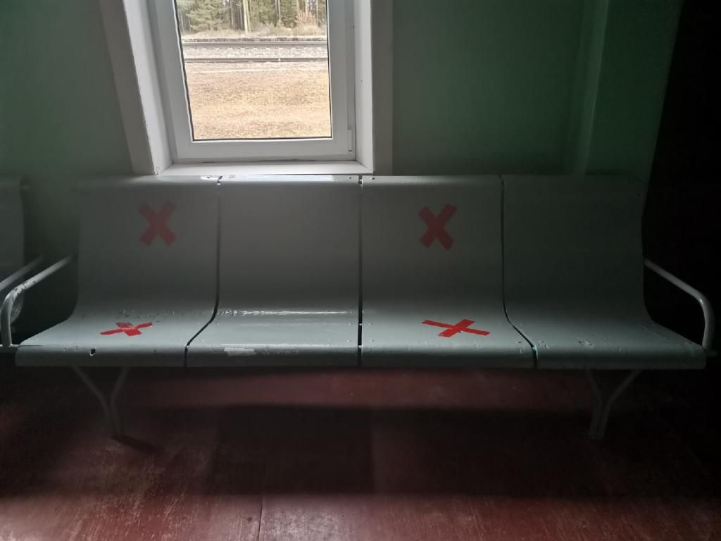 Пандемия пометила каждое второе кресло в зале ожидания красными крестами. Фото: Константин Бобылев, "Глобус"