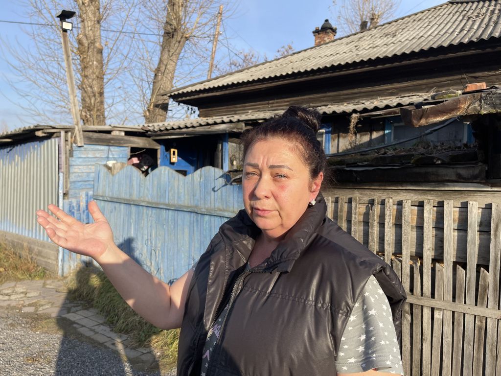 Зульфия Суманеева просит дать огласке историю их дома, чтобы добиться расселения. Фото: Анна Куприянова, "Глобус"