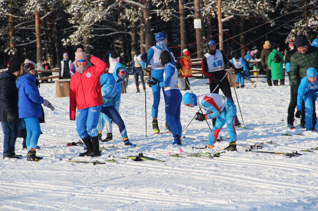 Лыжни разминаются перед спортивным забегом, а тренеры дают указания. Фото: Мария Чекарова, "Глобус"