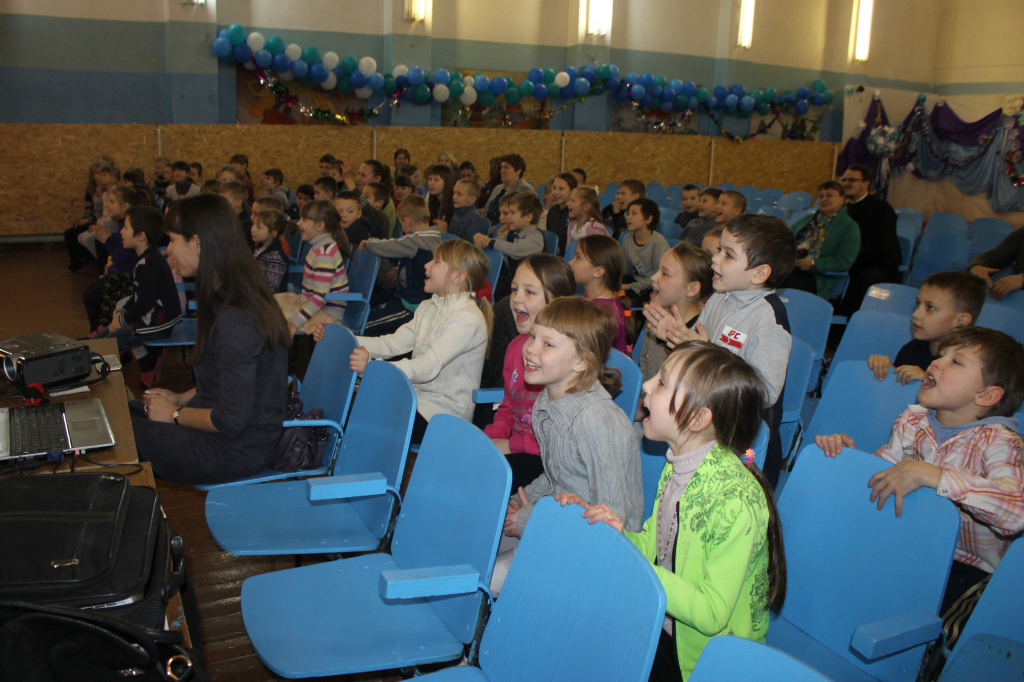 дети активно участвовали в играх и отвечали на вопросы сказочных персонажей. Фото: Мария Чекарова, "Глобус".