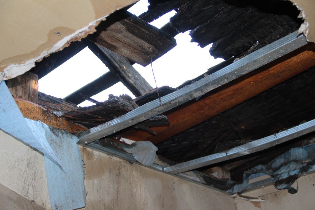 В квартире Татьяны Сариковой зияет дыра впотолке. Фото: Анна Куприянова, "Глобус"