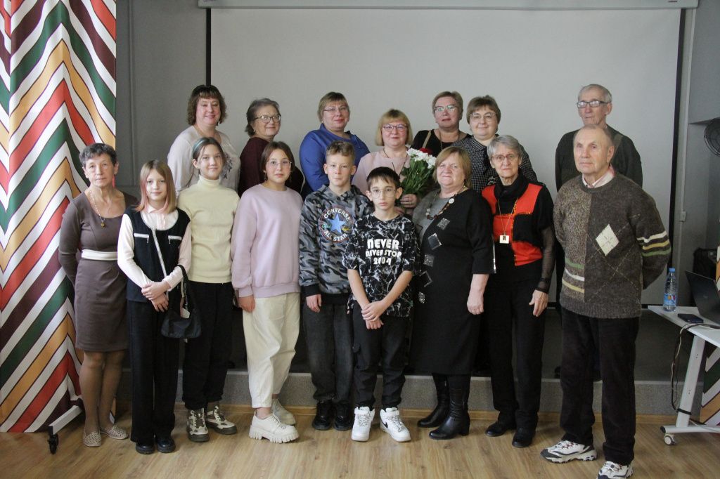 Снимок с участниками встречи - на память. Фото: Константин Бобылев, "Глобус"