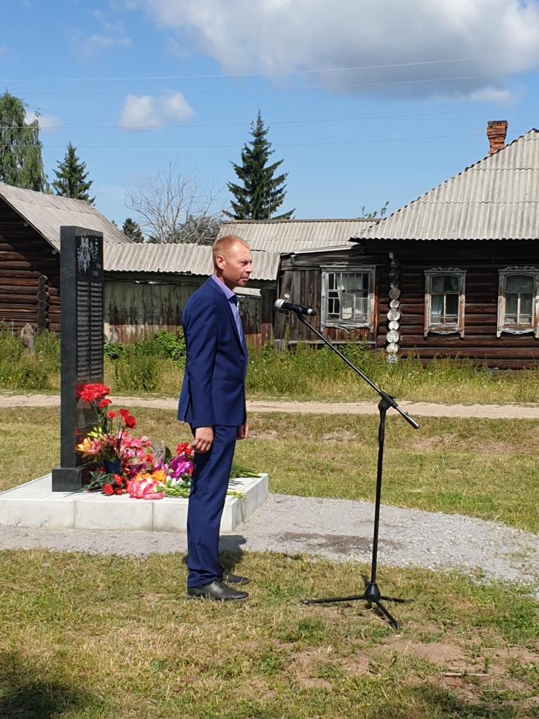 Юрий Маркелов отмечает, что инциатива установки памятника принадлежит местным жителям. Фото предоставлено администрацией Серовского городского округа