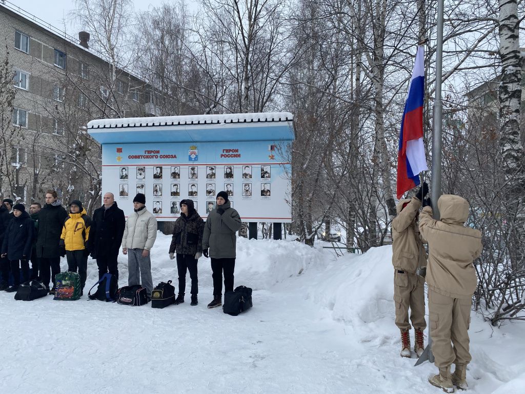 Под звуки гимна России юнармейцы подняли флаг. Фото: Анна Куприянова, "Глобус"