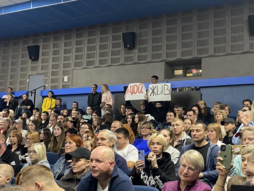 На задних рядах зрители разворачивали плакаты с легендарной уже надписью "Цой жив". Фото: Анна Куприянова, "Глобус"