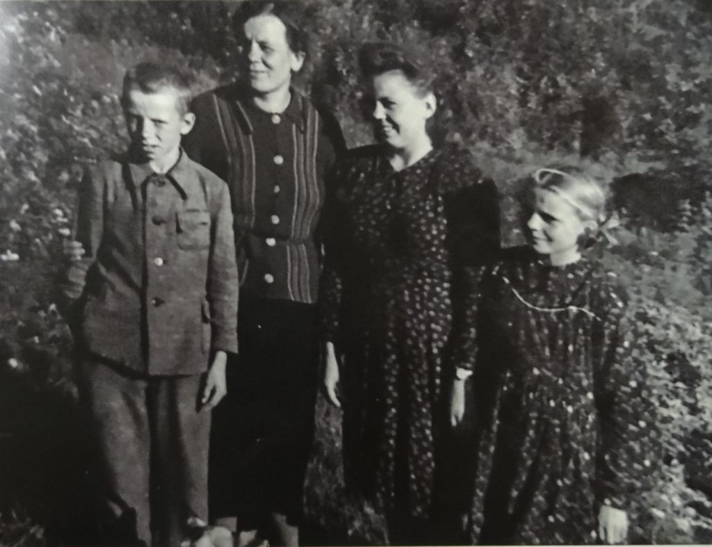 Слева направо: брат Александр (11 лет), мама Анастасия Дмитриевна, сестра Валентина (16-17 лет) и Арита (7 лет). 1948 год, Новая Еловка. Фото предоставлено Мариной Демчук