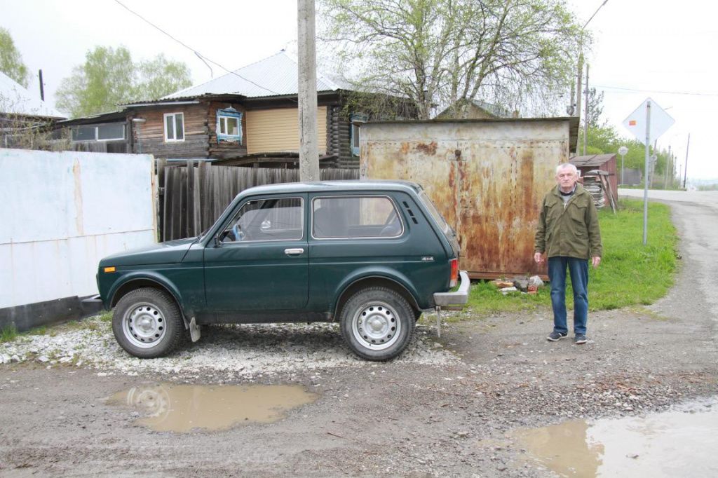 В гараже Виктор Александрович держить принадлежности для охоты и рыбалки, и паркует свою "Ниву". Фото: Константин Бобылев, "Глобус"