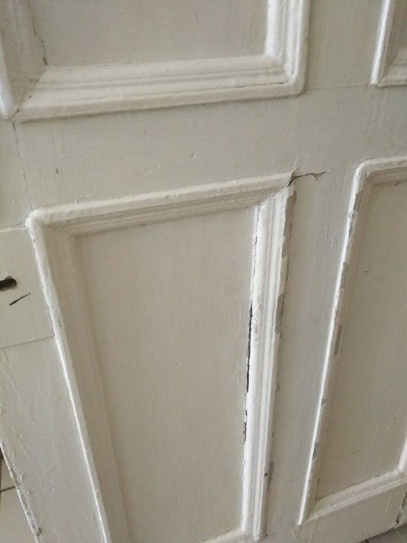 Дверные проемы находятся в неудовлетворительном состоянии. Фото из конкурсной документации