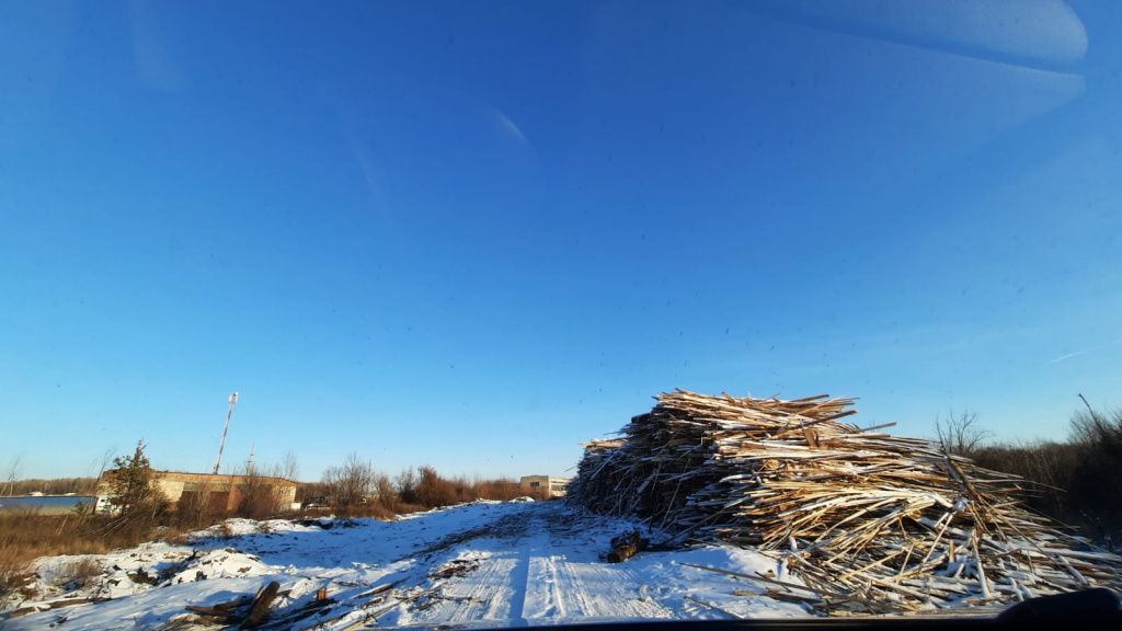На Лесозаводе вновь скопились кучи горбыля. Фото: Игорь Чудов