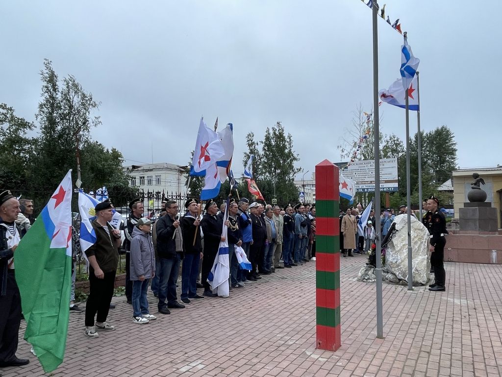 Причастные к Дню ВМФ собрались у памятного знака. Фото: Анна Куприянова, "Глобус"