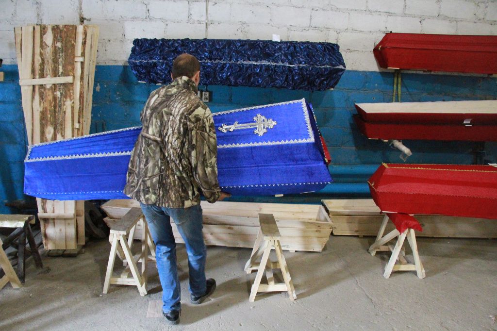 Производственные мощности компании “Обряд” позволяют содержать собственное производство гробов. Фото: Константин Бобылев, “Глобус”