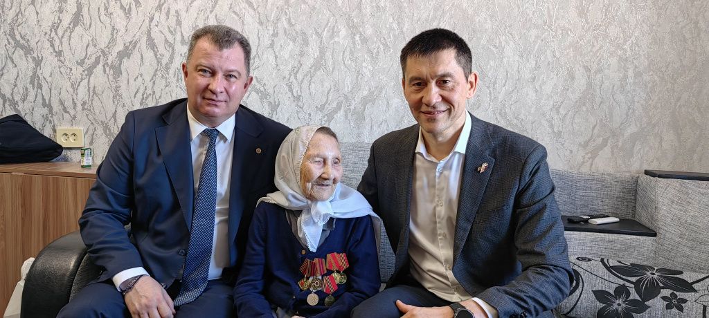 Руслан Садыков и Василий Сизиков поздравили с грядущим 80-летием Победы труженицу тыла Райсу Гарифуллину. Фото: Ольга Барматова Руслан Садыков и Василий Сизиков поздравили с грядущим 80-летием Победы труженицу тыла Райсу Гарифуллину. Фото: Ольга Барматова