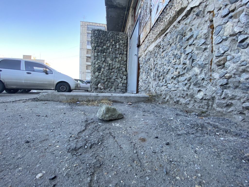 По словам Сергей Коржавина, стены, ограждающие мусоропровод, "отходят" от стен дома, из-за чего появляется опасность для жителей. Фото: Анна Куприянова, "Глобус"
