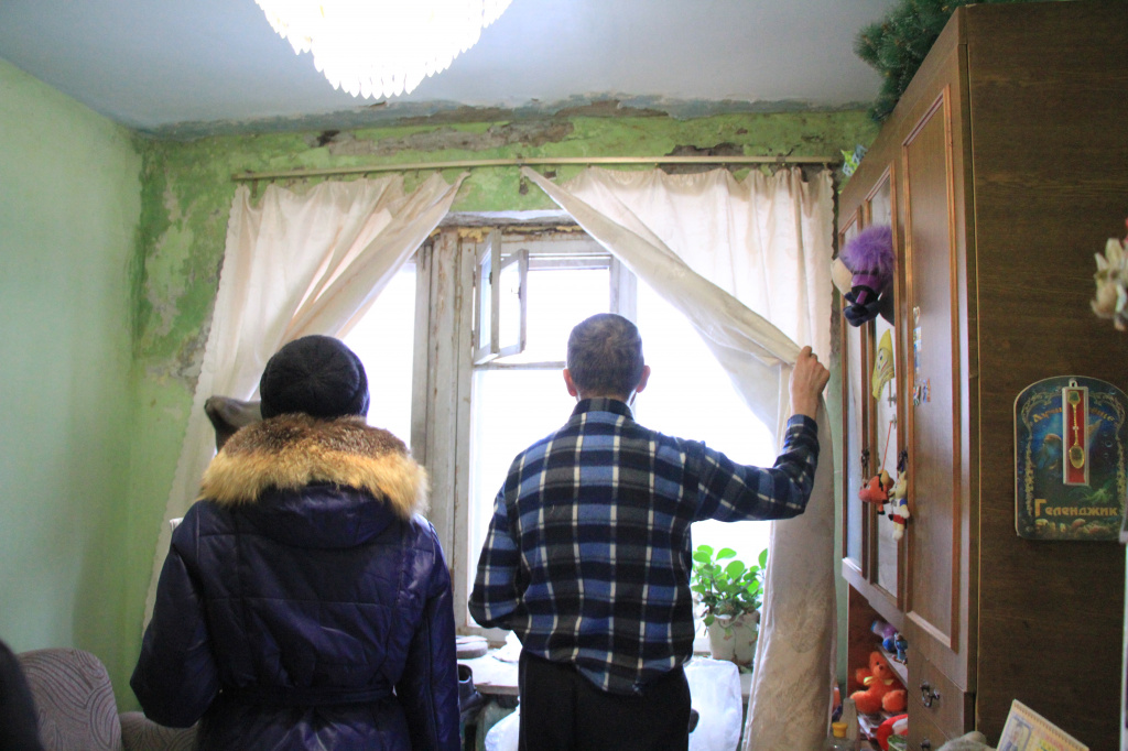 Протечки крыши и осыпающаяся штукатурка в этом доме привычная картина. Фото: Константин Бобылев, "Глобус"