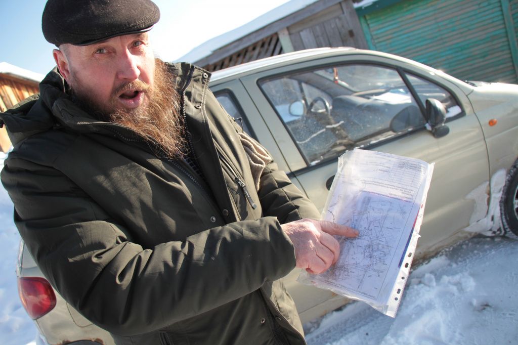 Павел Гребнев показывает план расположения его участка. Фото: Константин Бобылев, "Глобус"