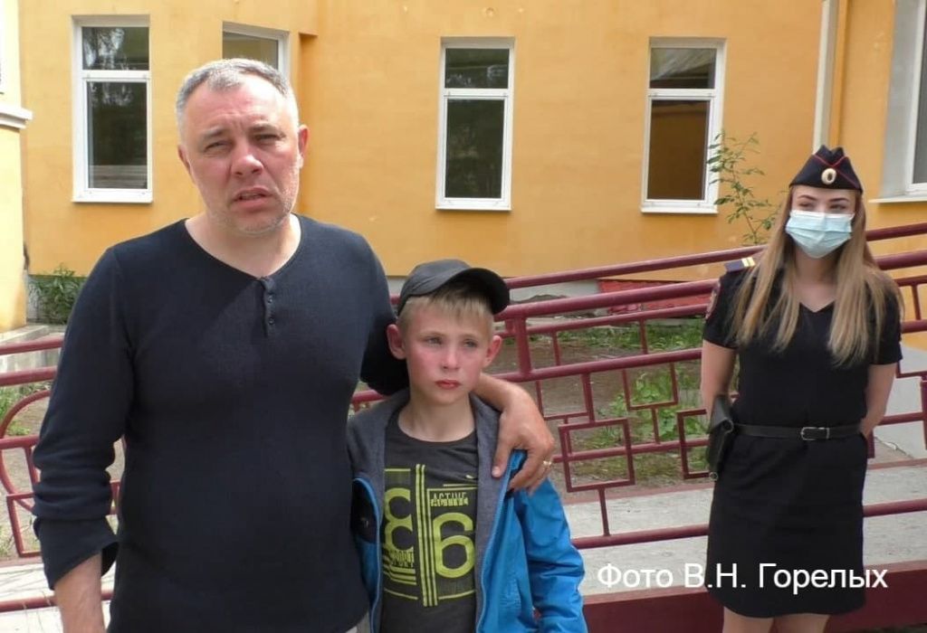 После обследования в больнице Кирилла передали отцу Дмитрию. Фото: пресс-секретарь ГУВД Валерий Горелых