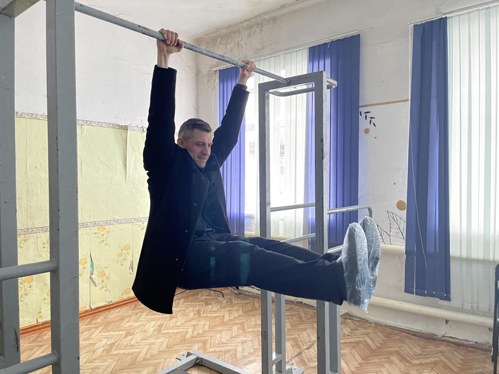 В зале для воркаута Данил Жуков позанимался на тренажерах. Фото: Анна Куприянова, "Глобус"