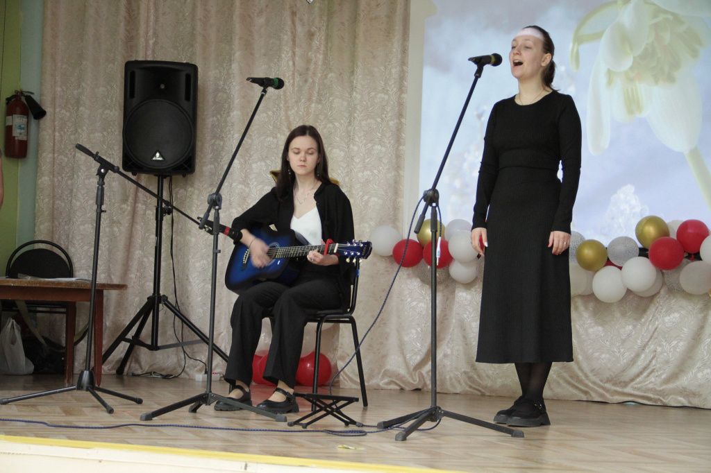 Софья (вокал) – серовчанка. Яна (гитара) – из Североуральска. На фестивале они впервые выступали вместе. Фото: Константин Бобылев, "Глобус"