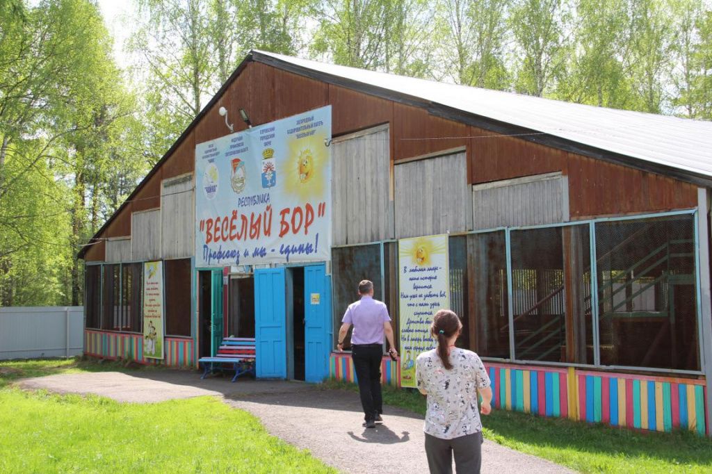 По словам Альберта Шаймуратова, между городом и ферросплавным заводом заключен договор на возможный ремонт ангара. Фото: Анна Куприянова, "Глобус" По словам Альберта Шаймуратова, между городом и ферросплавным заводом заключен договор на возможный ремонт ангара. Фото: Анна Куприянова, "Глобус"