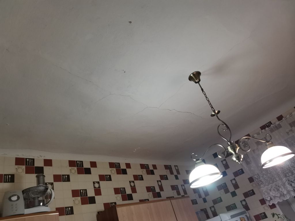По словам Людмилы Борисовны, потолок начал покрываться трещинами четыре года назад. Фото: Константин Бобылев, "Глобус"